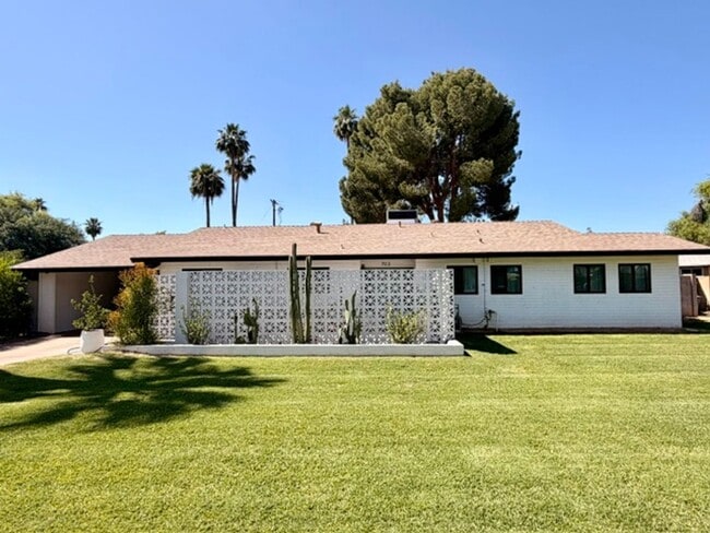 Building Photo - Updated Central Phoenix 3 bed, 2 bath with open layout, stainless steel appliances, and large irr...