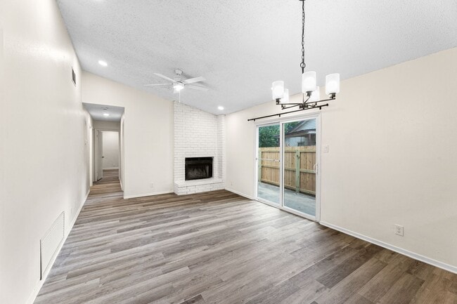 Tastefully Updated 3 bedroom 2 bath duplex... - Tastefully Updated 3 bedroom 2 bath duplex...