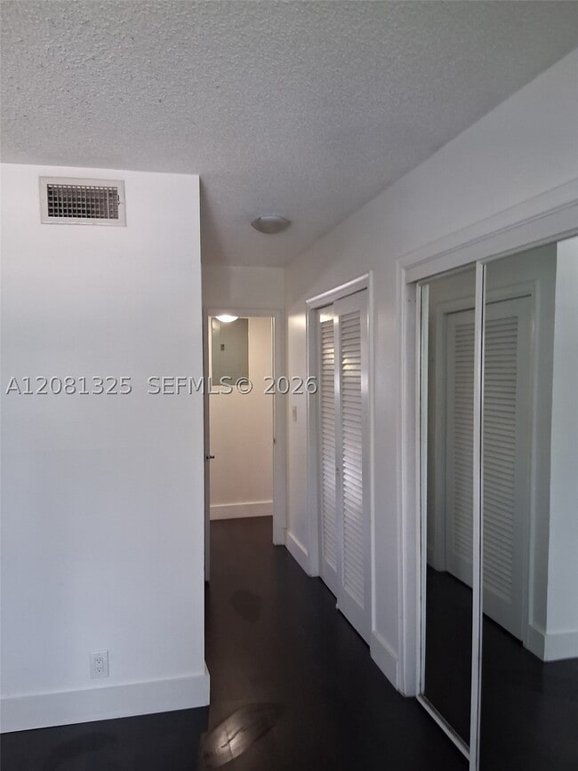 Building Photo - 301 NE 14th Ave Unit 202