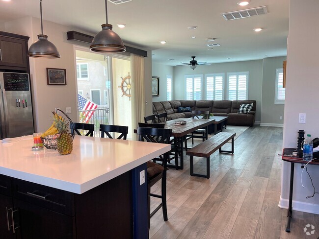 Building Photo - Gorgeous highly upgraded townhome in the b...
