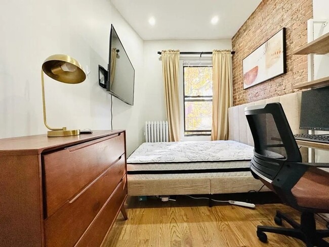 Photo - Furnished room/NOT APARTMENT Unit 4