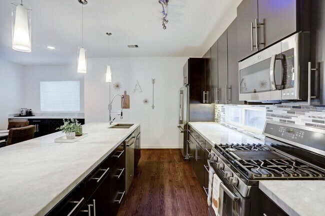 Photo - 1604 Crockett St