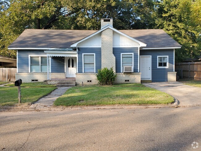 Building Photo - 207 E Cedar St Rental