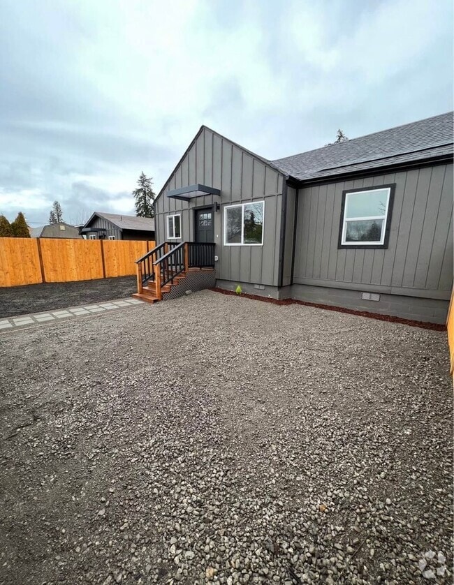 Building Photo - Modern 3-Bed Home Near JBLM with Vaulted C...