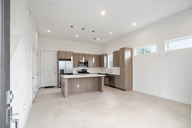 Photo - 594 Janisch Rd