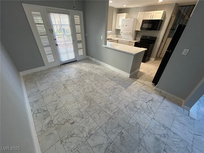 Photo - 596 Tam O Shanter