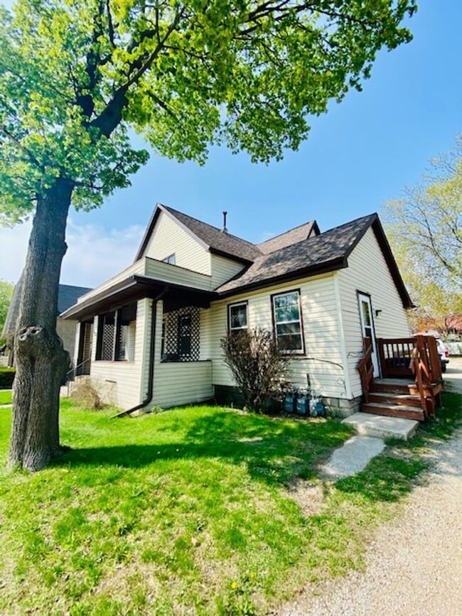 Building Photo - 1237 E Walnut St Unit B