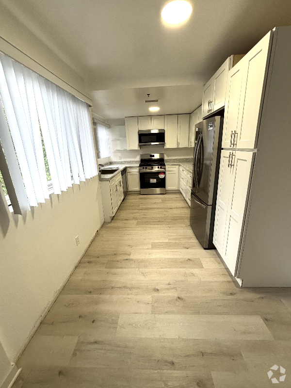 Building Photo - 555 Oak St Unit 204 Rental