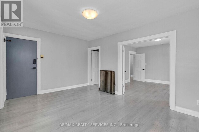 Photo - 5 Fairholt Rd N Unit 8