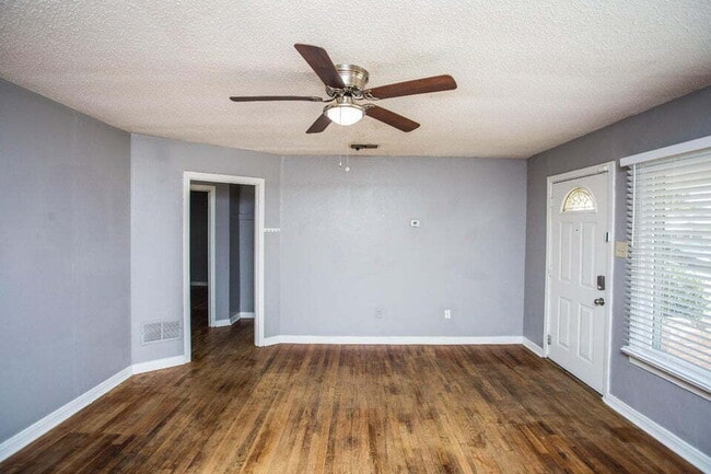 Photo - Charming 2/1 with Large Backyard!