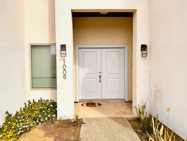 Photo - 1009 La Muralla St