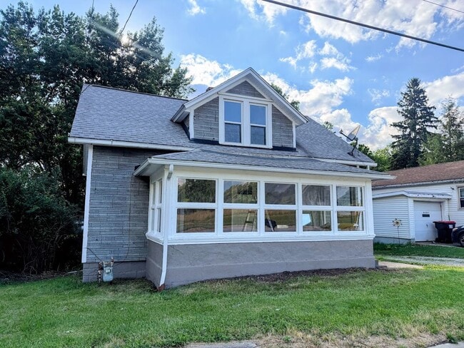 Building Photo - Three-bedroom one bathroom home for rent in North Canton