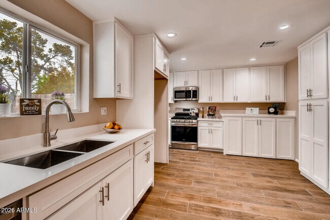 Photo - 1806 E Don Carlos