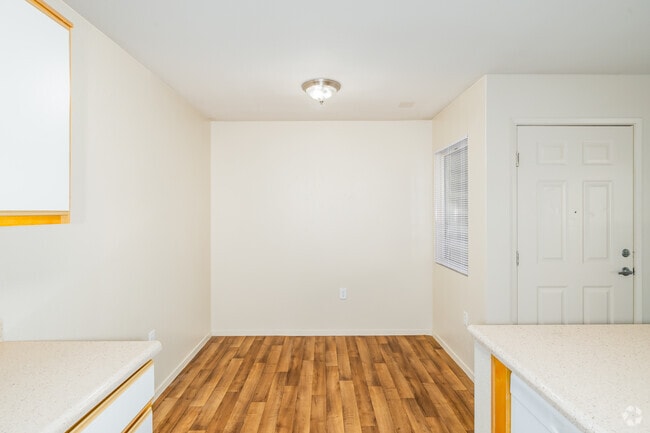 1BR, 1BA - 645SF - Dining Room