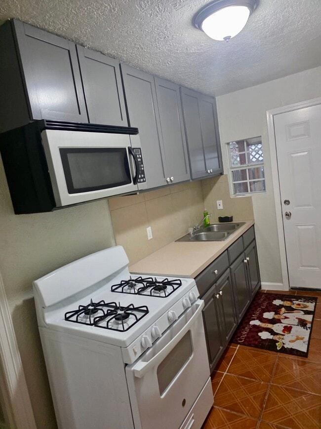 Building Photo - 814 Connally Terrace