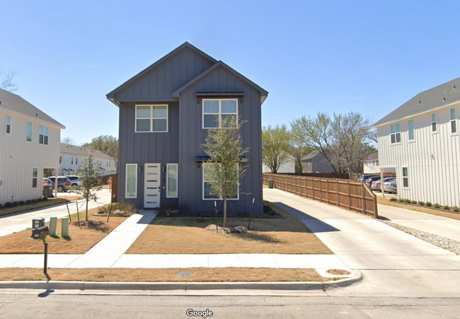 Building Photo - Spacious Modern 4/4.5 House Near Baylor Ca...