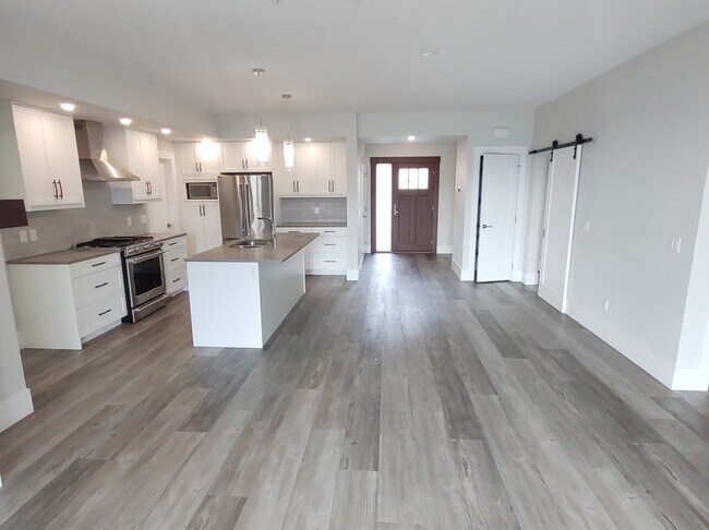 Photo - 4000-4000 Redstone Cres