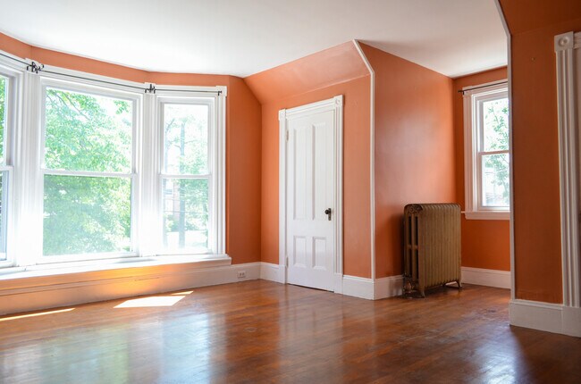 Living room - 35 College St Unit 2