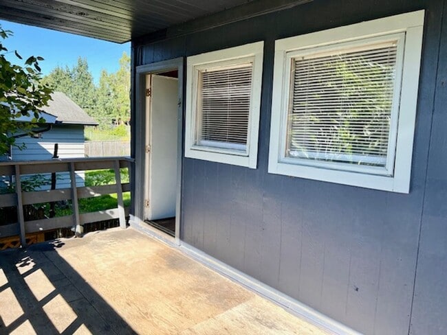 Building Photo - Updated Studio Apt. With All Utilities Included Unit Apt #4