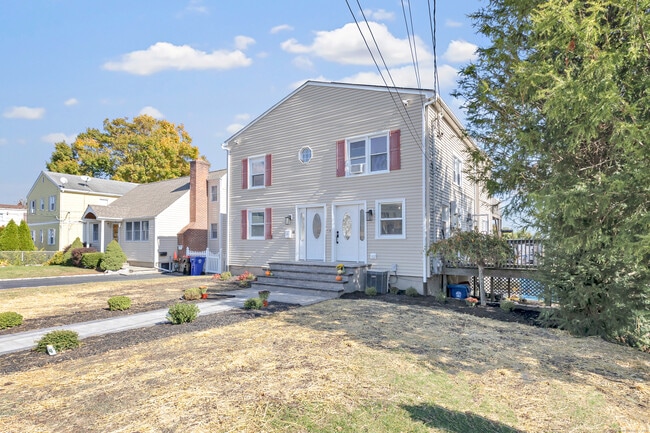 Building Photo - 14 Fairview Ave Unit B