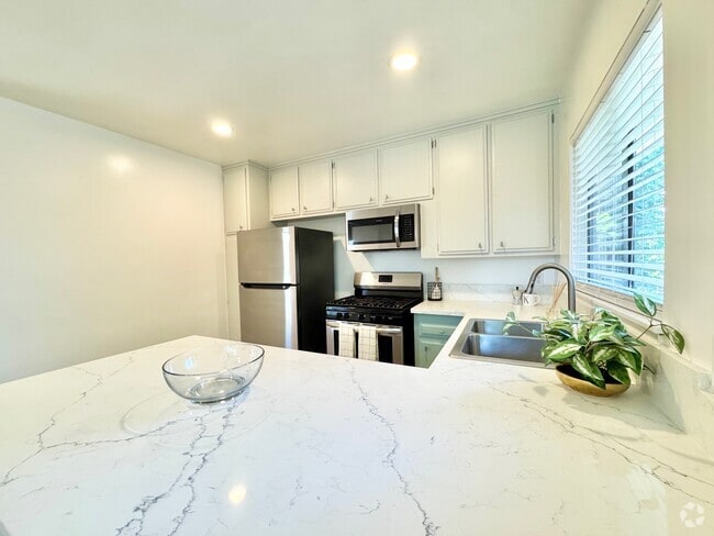 Building Photo - 10707 Landale St Rental