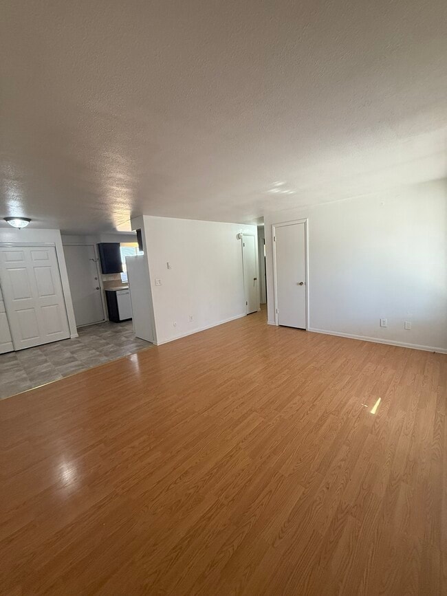 Amplia sala de estar - 2403 s kimball ave Unidad