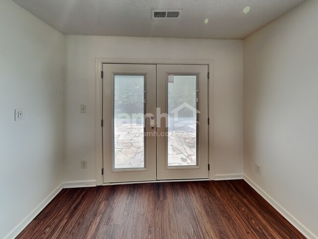 Photo - 147 Peterborough Dr