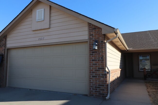 Building Photo - Spacious Duplex for Rent