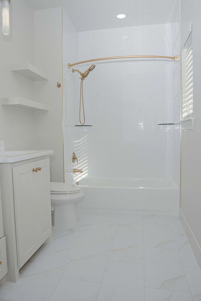 Photo - 5512 Union Square