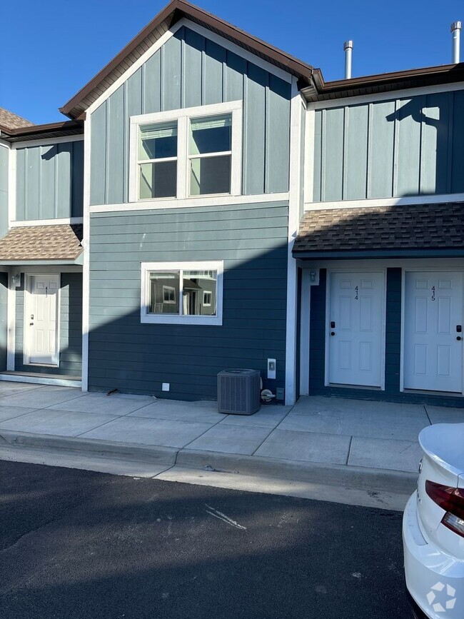 Building Photo - 2 bedroom 2.5 bath townhome