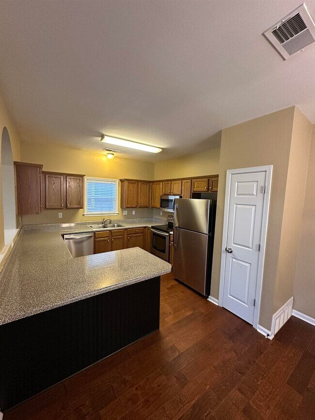 Photo - 1354 Island Pl E