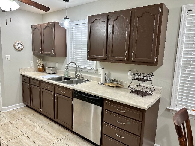 Photo - 1642 Thompson Dr