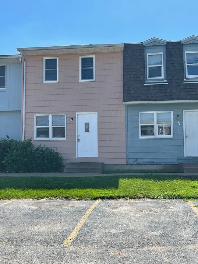 Building Photo - 2 BR townhouse with basement and off street parking