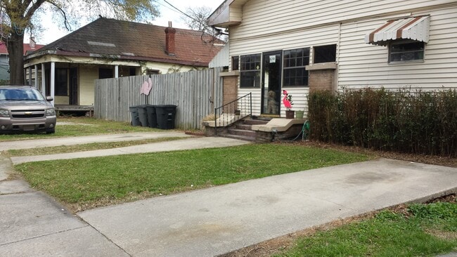front yard - 630 N 6th St Unidad Apt C