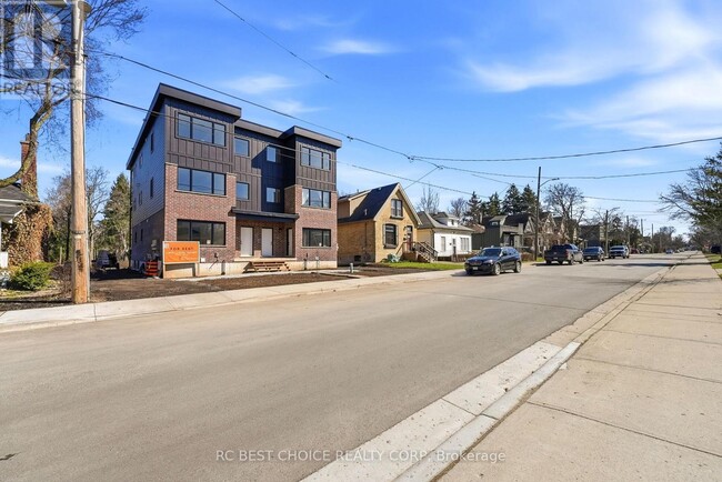 Photo - 108 Briscoe St E