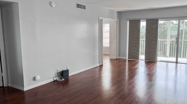 Photo - 3050 N Palm Aire Dr