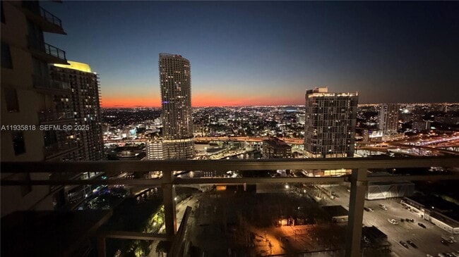 Building Photo - 92 SW 3rd St Unit 3607