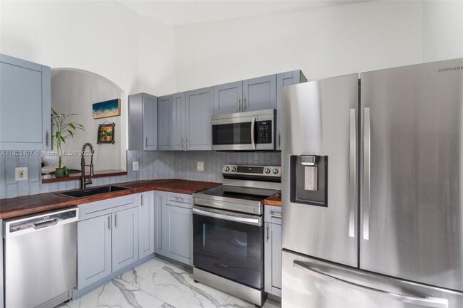 Building Photo - 2 bedroom in Pembroke Pines FL 33024 Rental