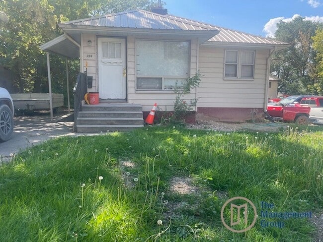 Building Photo - Downstairs Duplex Delight! Rental