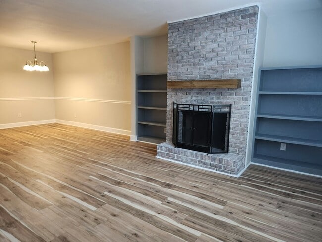 Photo - 653 Chicopee Ct