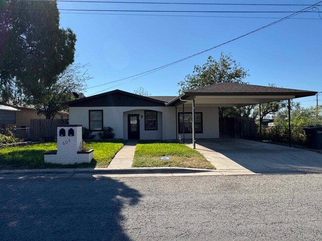 Building Photo - 605 E 9th St