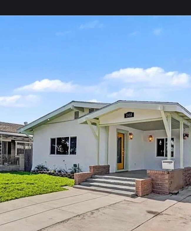 1933 W 43rd Pl