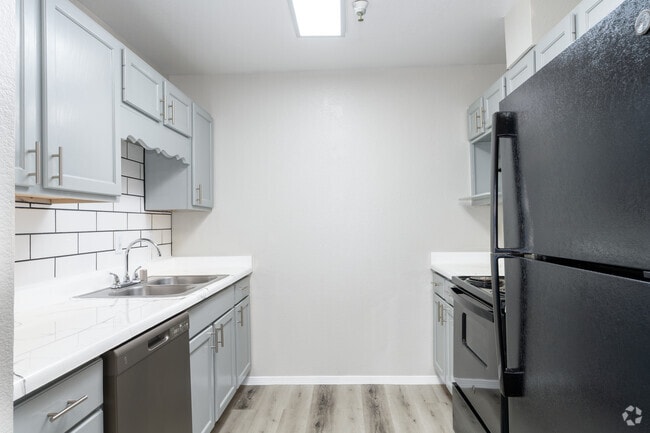 1BR, 1BA - 725SF - Kitchen