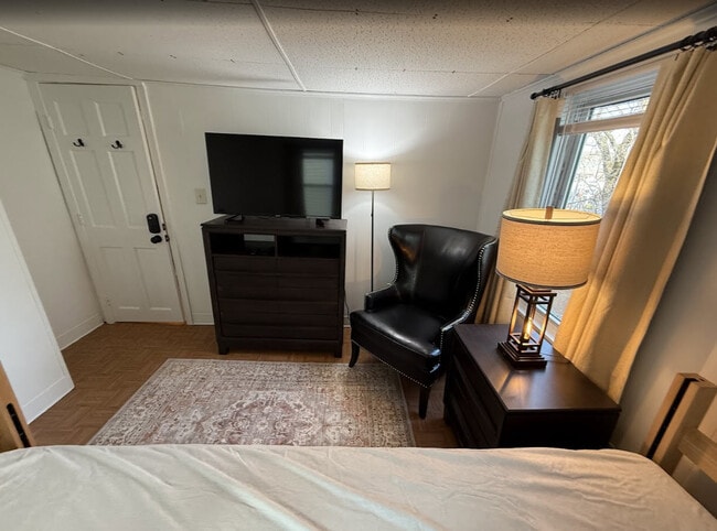 Building Photo - 47 Oak Ter