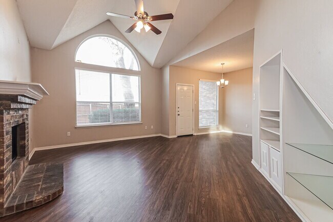 2840 Helen Ln