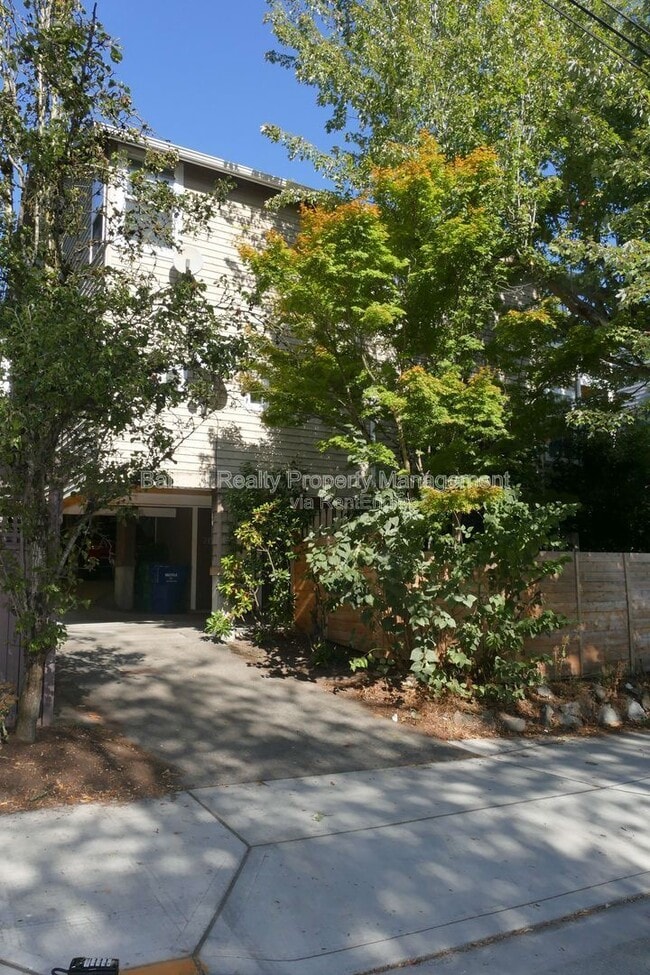 Building Photo - 2614 E Madison St Rental