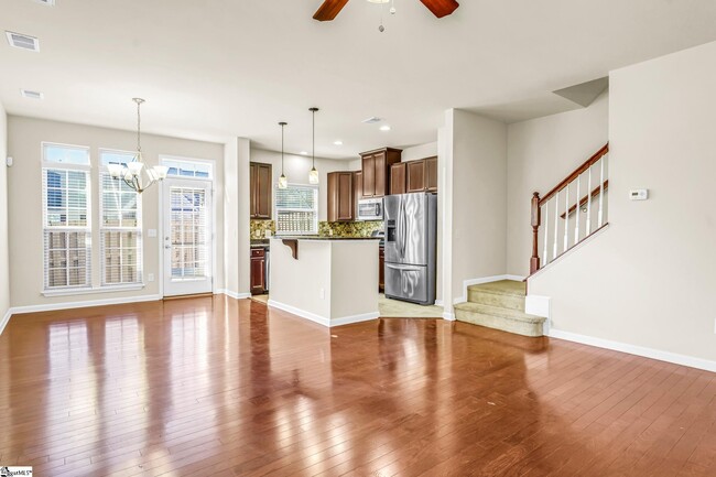 Photo - 446 Christiane Way