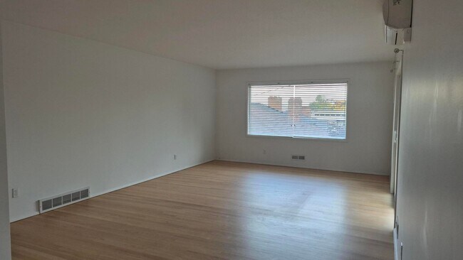 Photo - Amazing 2 Bedroom 1 Bath with View in NW P... Unidad Quimby Street NW 2761