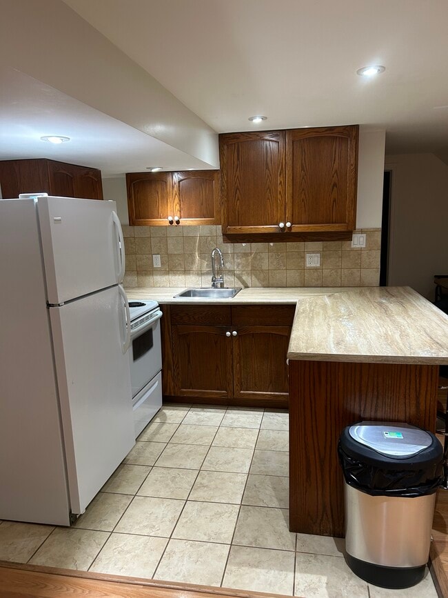 Building Photo - 624 Gibb St Unit Basement apartment
