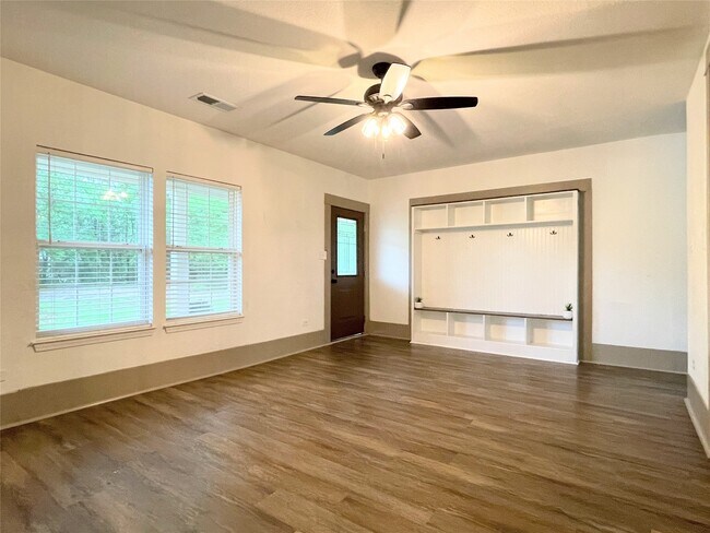 Photo - 210 Crescent Dr